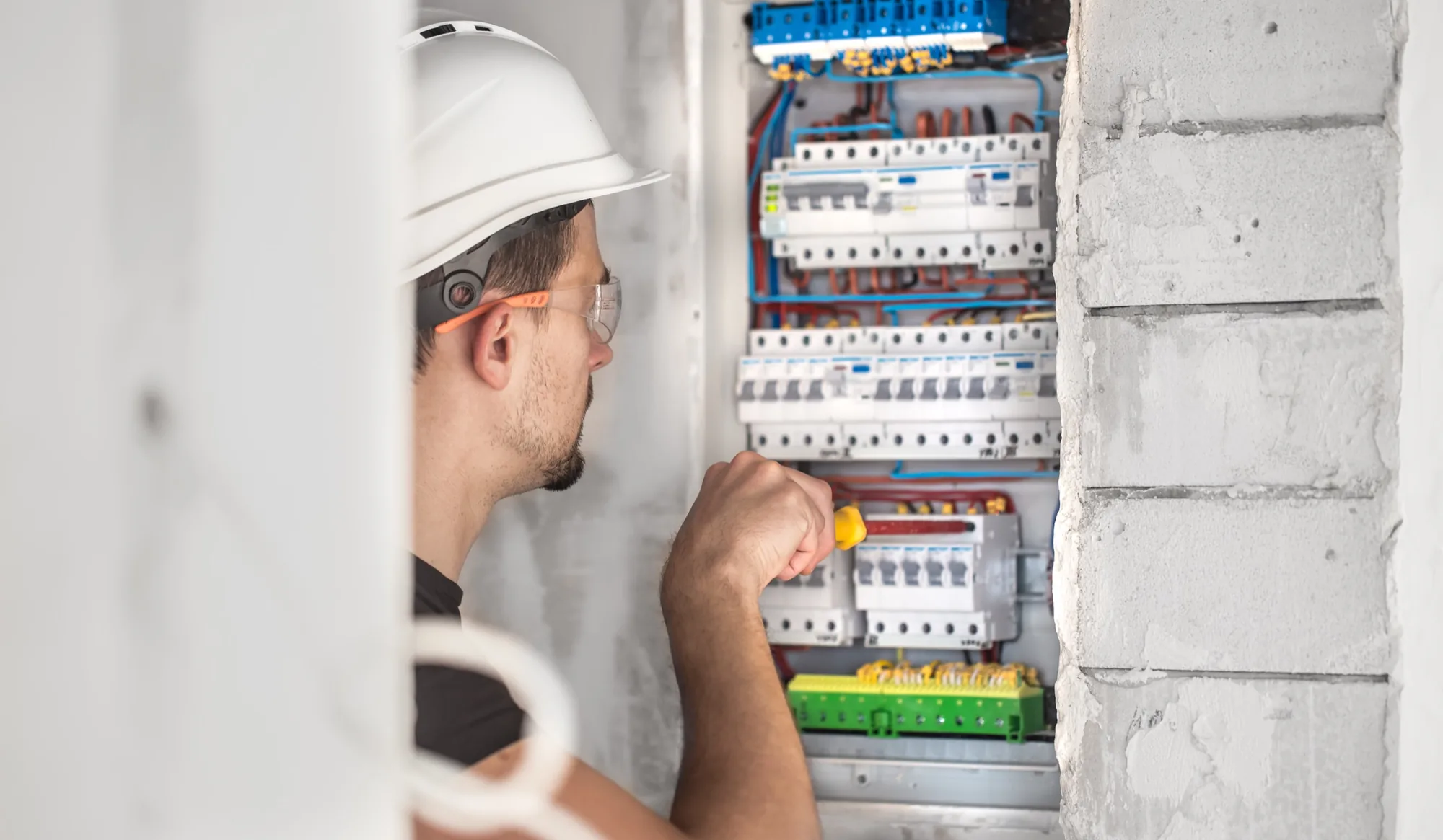 Mitarbeiter von Mössner Elektrotechnik bei der Arbeit