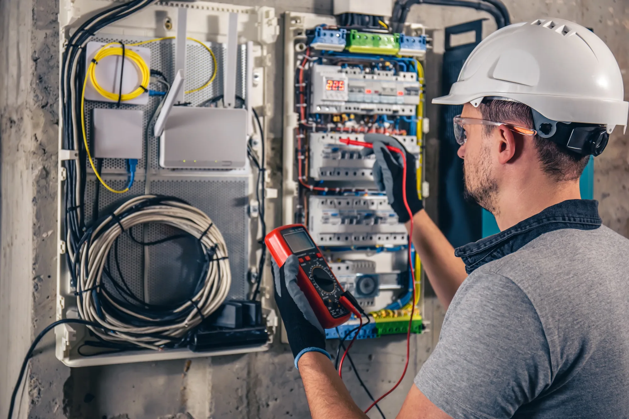 Servicetechniker von Mössner Elektrotechnik bei der Störungssuche am Schaltschrank